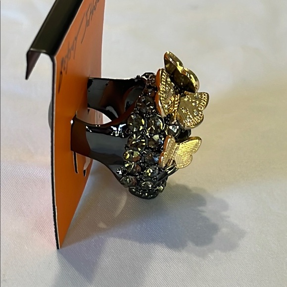 Betsey Johnson Butterfly Skull Cocktail Ring Black and Gold NWT - Picture 3 of 8